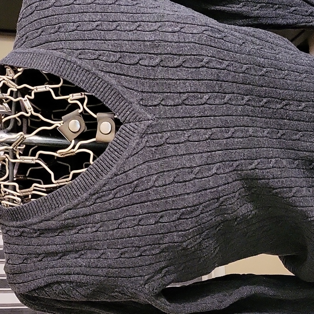 Tommy Hilfiger cable-knit sweater. Charcoal gray. Size M